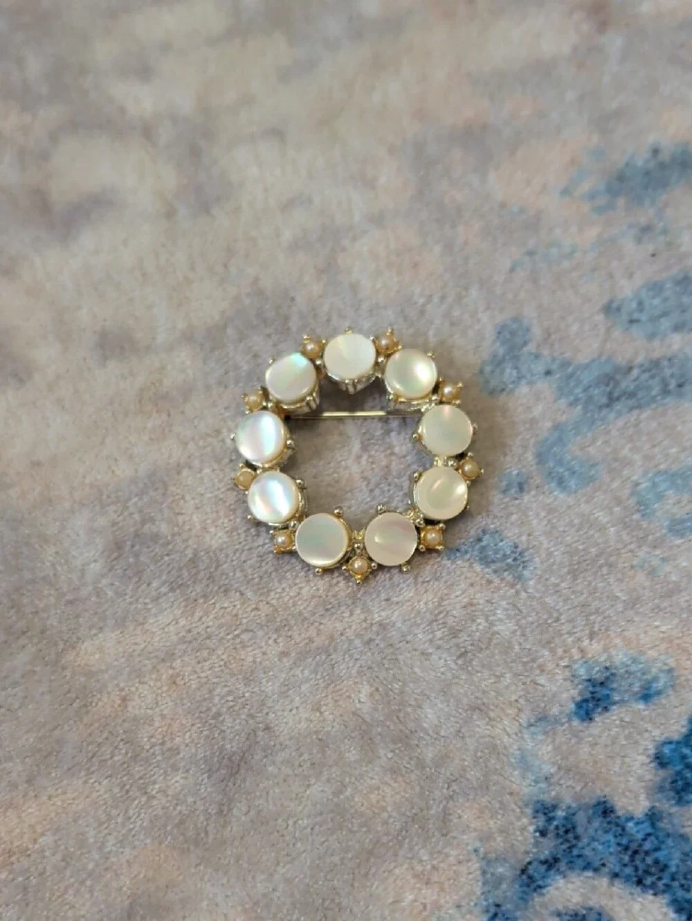 Classic Mother-of-Pearl and Pearl Circle Brooch - White/Gold Tone Vintage 1.5